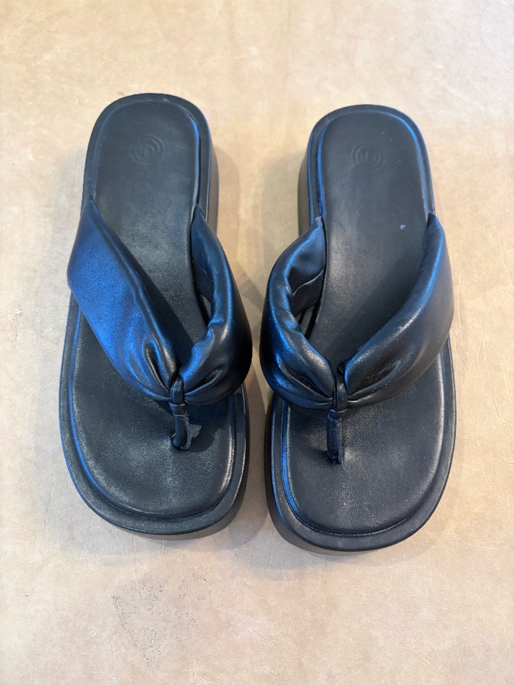 URBAN OUTFITTERS PUFFY FLIP FLOP SANDALS